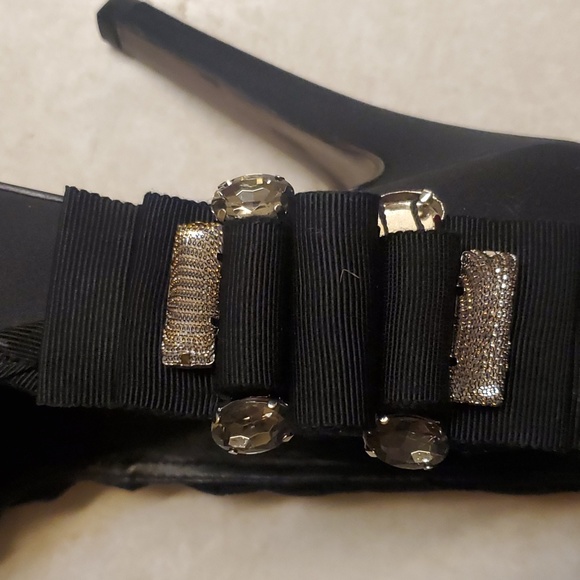 Tory Burch black satin pump with studded embellishments. Size 8 - Picture 10 of 10